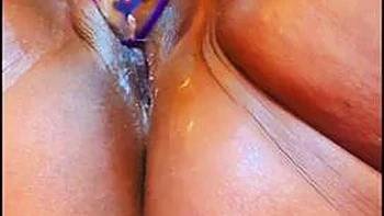 Ebony milf se masturba duro estilo amateur