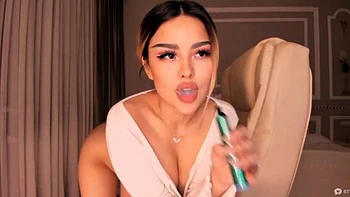 Grosse poitrine asiatique strip-tease et masturbation