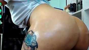 Blonde amateur aux gros seins et énorme cul