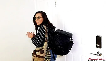 Morena tatuada gostosa domina e caga os dedos na bunda