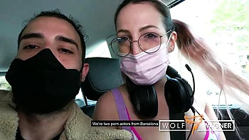 Liz Rainbow le hace una mamada profunda a la gamer latina de Barcelona