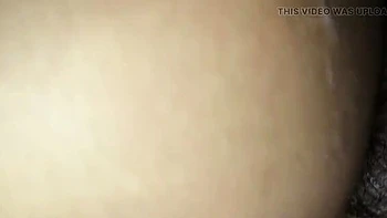 Indische Bhabhi fickt zum ersten Mal anal mit großem Arsch im Dorf