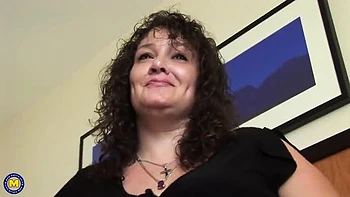 Joyce la mature ronde se fait baiser fort en levrette avec son gros cul