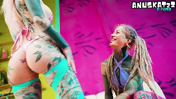 Bimbo hippie follada anal con tetas grandes y dildo loco