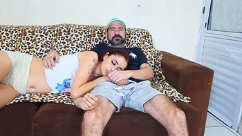 Ruiva magra enteada engole a porra do padrasto após boquete