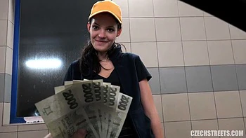 Babe amateur suce et se fait baiser en levrette