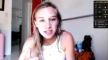 Малышка с маленькой грудью играет соло на камеру