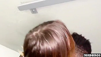 Adolescente obsédée par l’anale dévore toute la grosse queue noire