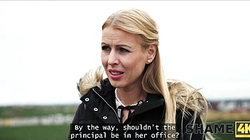 Loira Lynna Nilsson se dobra para foda hardcore