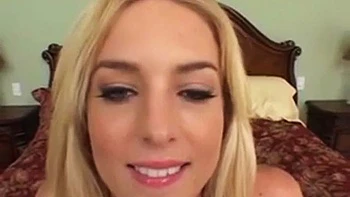 Blonde lutscht Schwanz und schluckt Sperma