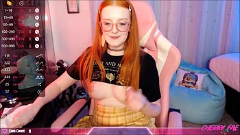 Rothaariges Babe wichst süß allein