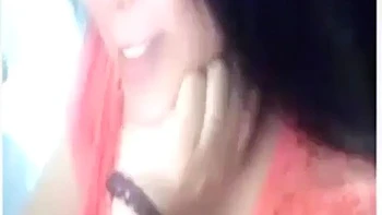 Grosse salope chinoise exhibe ses seins en solo