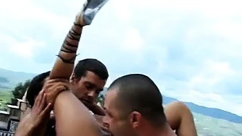 Polla grande follando y chupando a nena en perrito