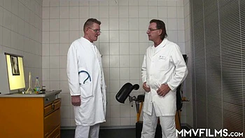 Черная красотка трахается двойным проникновением, минет и в позе наездницы