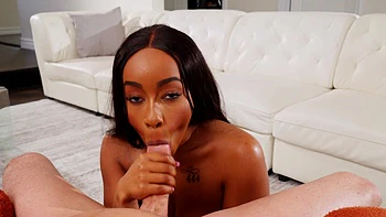 Ebony teen Lily Starfire recibe masaje en sus grandes tetas de Clarke