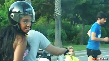 Grosse chatte brésilienne en doggy et cowgirl