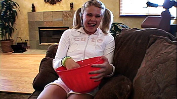 Adolescentes lesbianas amateurs se desnudan y se meten dedos en la pussy