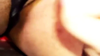 Belle-mère colombienne baise Tina profondément avec grosse queue noire