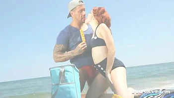 Pelirroja Amarna coge duro a un chico caliente en la playa