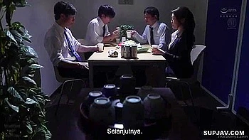 Brunete asiática fodida com creampie escorrendo