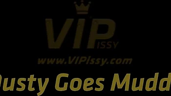 Lusty Kattie bebendo mijo em golden showers tcheco safado