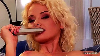 Milf se masturba con juguetes anales y culo grande