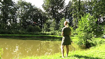 Голая блондинка мастурбирует на улице