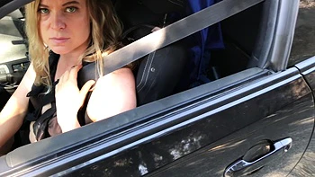 MILF rubia chupa y lame con tacones