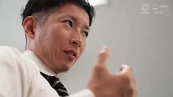 Beauté en mini-jupe réveillée par caresses à la main et au pied