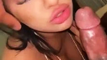 Амateurка с большой жопой отсосала и трахнута в догги