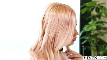 Julia Grandi rubia de piernas largas cabalga polla grande