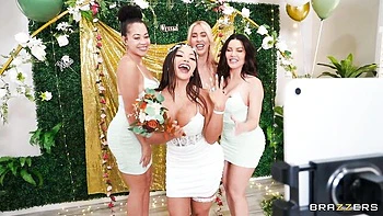 Savanah Storm abre a buceta raspada para a Brandy excitada