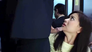 Trio milf asiático peitudo fodido em ônibus lotado sem censura