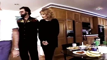 Esposa caliente follada anal en club cuckold