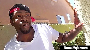 Алисия Старрс трахается на улице с большим членом и жопой