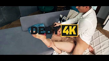 Брюнетка ебет и сосет в позах наездницы и сзади