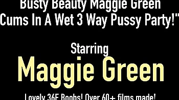 Busige Maggie und Samantha im heißen Mädchendreier