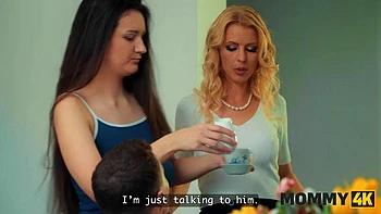 Milf Lynna fickt mit großem Schwanz, bläst und reitet Doggy