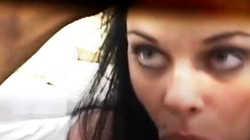 Madame Frenchy nunca recusa boquete e doggy interracial