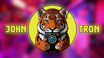 JohnTronX folla la cara y la pussy de Nori en Navidad