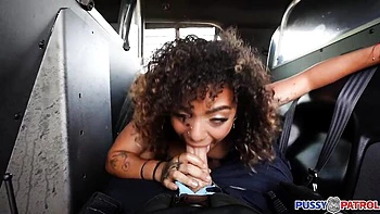 Ebony Teen fickt im Polizeiauto auf dem Rücksitz