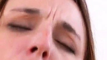 Ophelia Dust bringt dich mit Deepthroat und Masturbation zum Mehrfachorgasmus