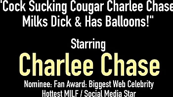 Charlee Chase chupando polla con su culo enorme