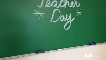 Похотливая мачеха трахается в зад в школе