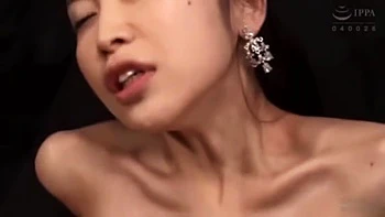 Эротичная женщина извивается от удовольствия минета