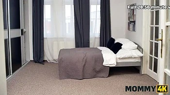 MILF mamãe tcheca seduz com peitos grandes em jogo quente