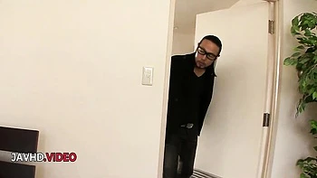 Японская милфа трахается сзади