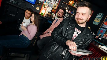 Primera follada pública de Andrew con madura Sara