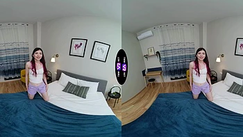 Adolescente flaca Luna Lynx se masturba la pussy