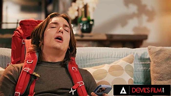 Madura tetona cachonda sorprende a su hijastro masturbándose y lo folla